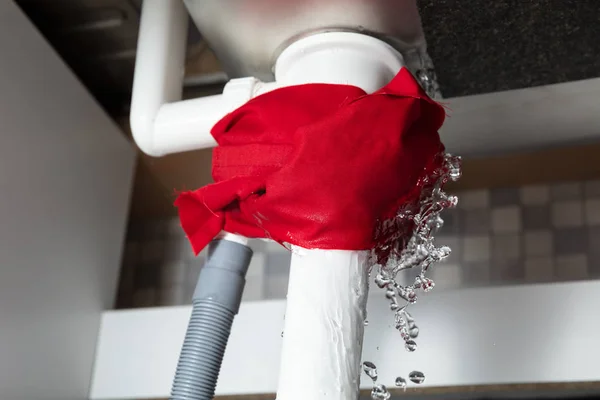 Lavabo Altından Su Kaçırıyor & Nedeni ve 5 Çözüm